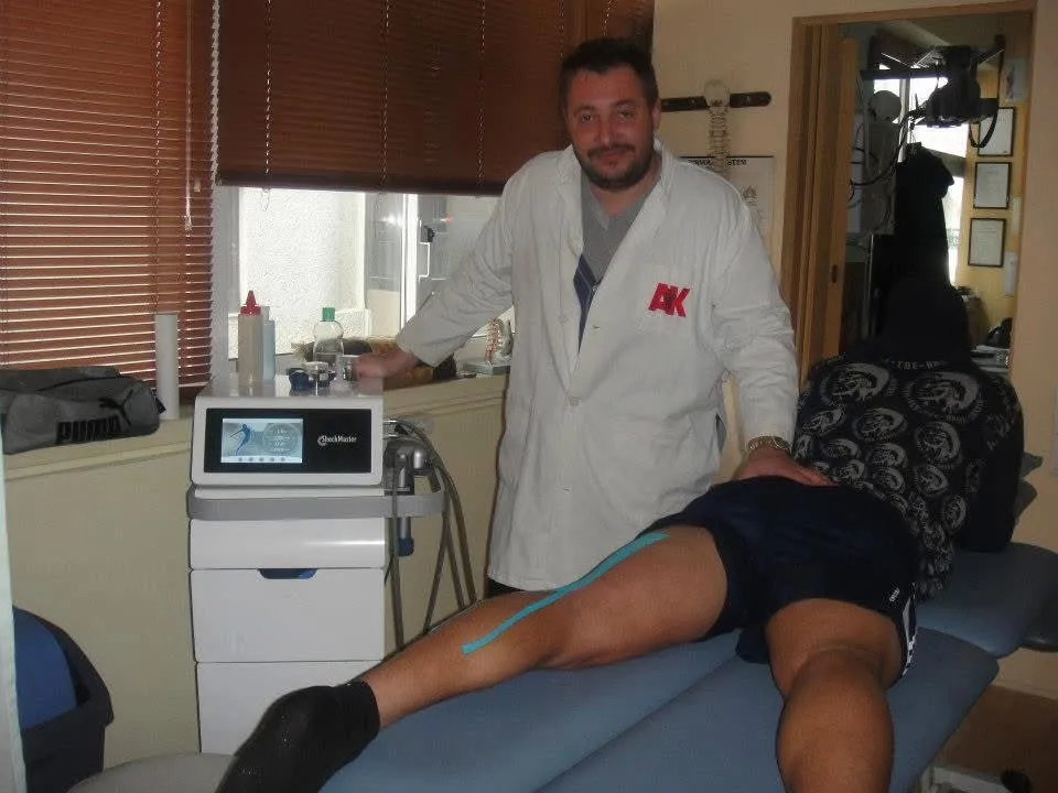 Ο φυσικοθεραπευτής κατά τη διάρκεια συνεδρίας στο PhysioClinic