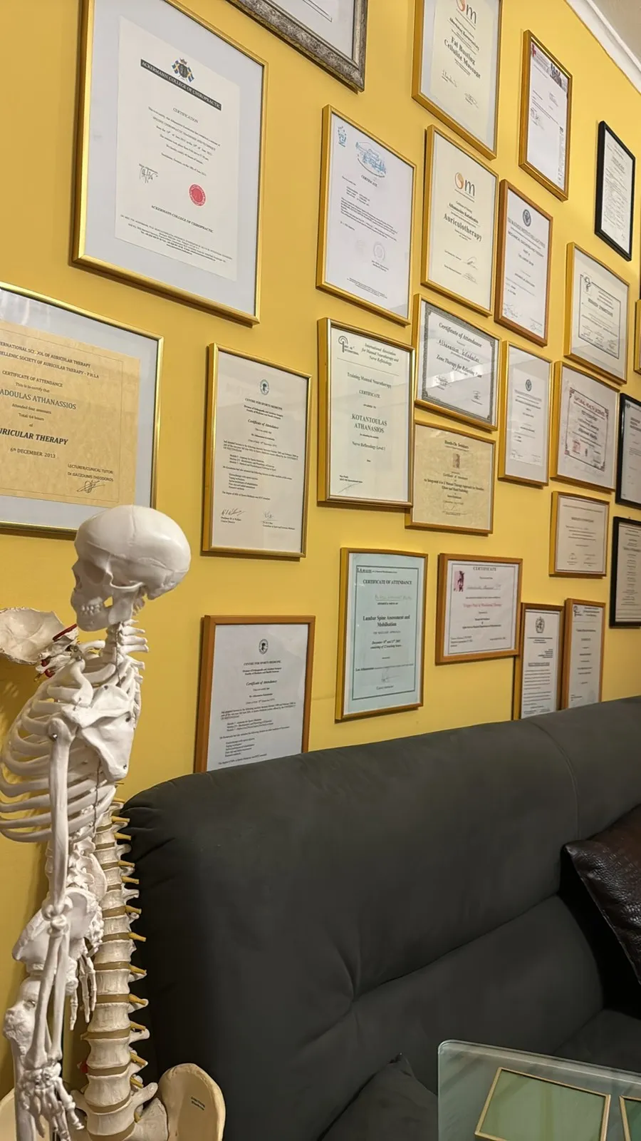 Πτυχία και μετεκπαιδεύσεις στον τοίχο του PhysioClinic